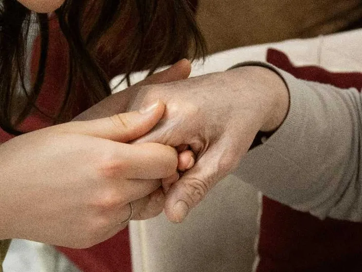Una giovane caregiver