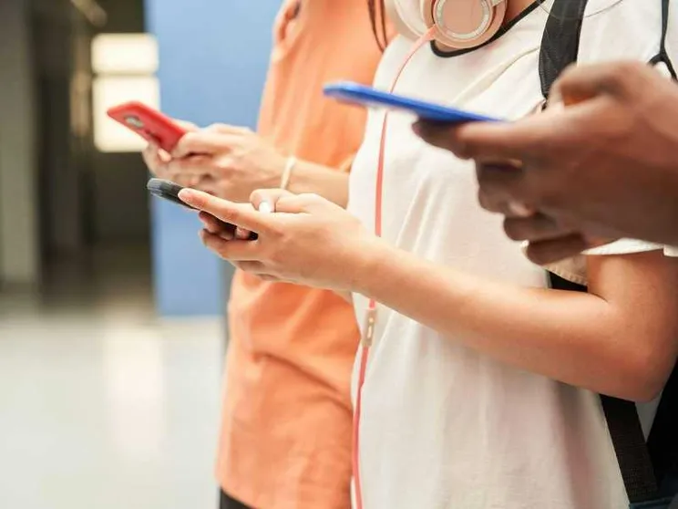 Scuole senza smartphone? I primi studi non danno certezze