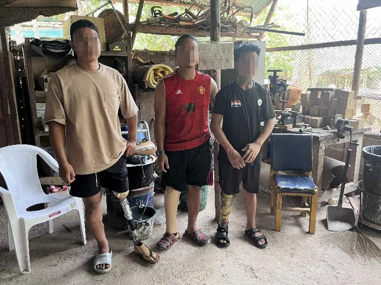 Nel laboratorio dei sopravvissuti alle mine si restituiscono le gambe al Myanmar