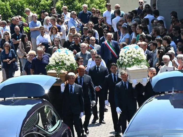 L'ultimo saluto di Genova a Monica e Giorgia: «La morte non ha l'ultima parola»