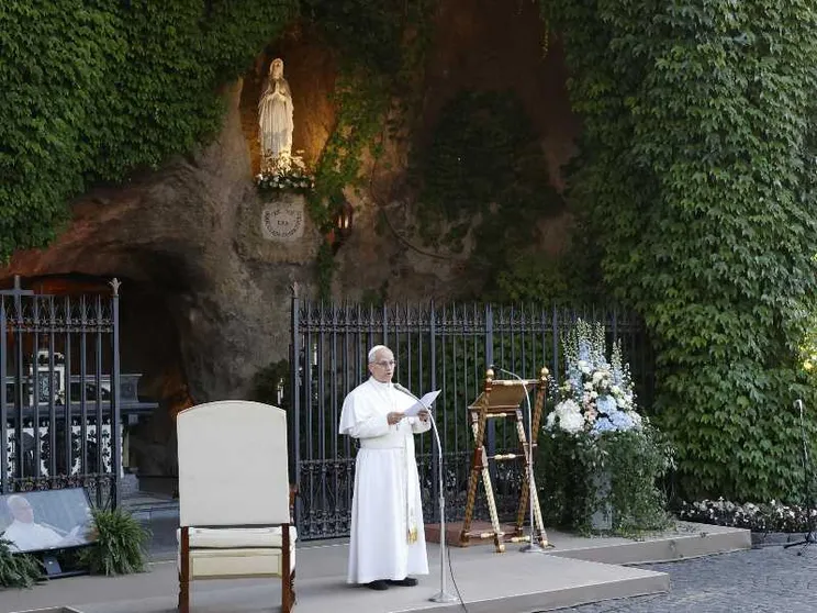 Il Papa davanti alla grotta della Madonna di Lourdes nei giardini vaticani per il Rosario per la pace / ANSA