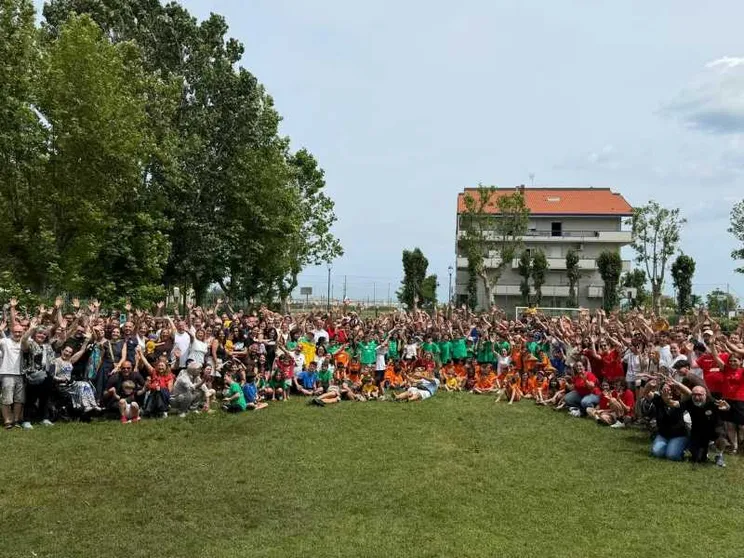La foto di gruppo delle famiglie numerose riunite in assemblea a Misano Adriatico