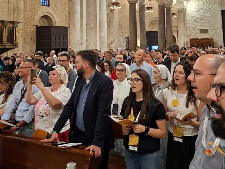 Un momento della veglia di preghiera nella Basilica di San Nicola a Bari con i partecipanti al 29° Convegno nazionale di pastorale giovanile