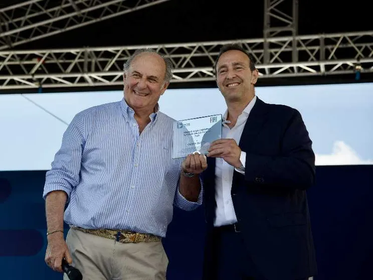 Gerry Scotti premiato da Alessandro Musumeci, direttore marketing di Fiat