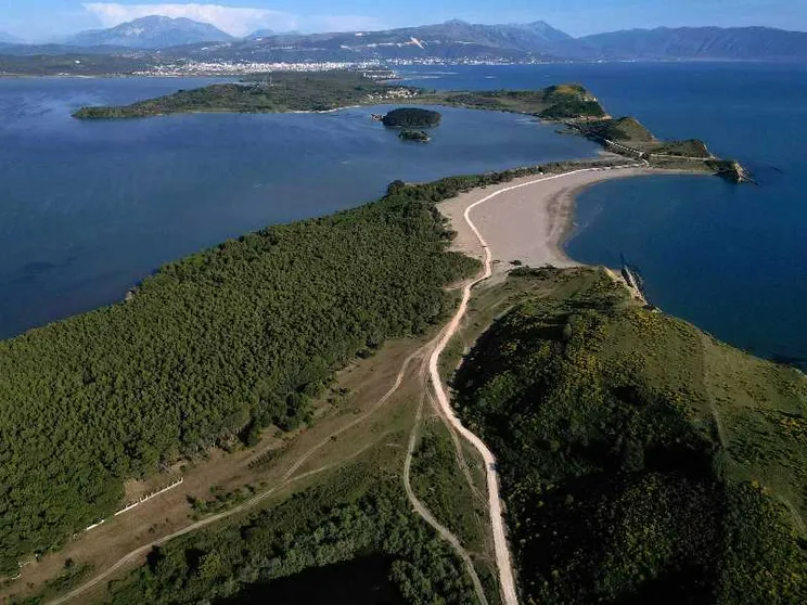 Una ripresa aerea della baia di Zvernec nell'area protetta di Vjosa-Narte, dove è prevista la costruzione di un resort di lusso da parte di una società legata al genero di Donald Trump, Jared Kushner, vicino a Valona, in ​​Albania