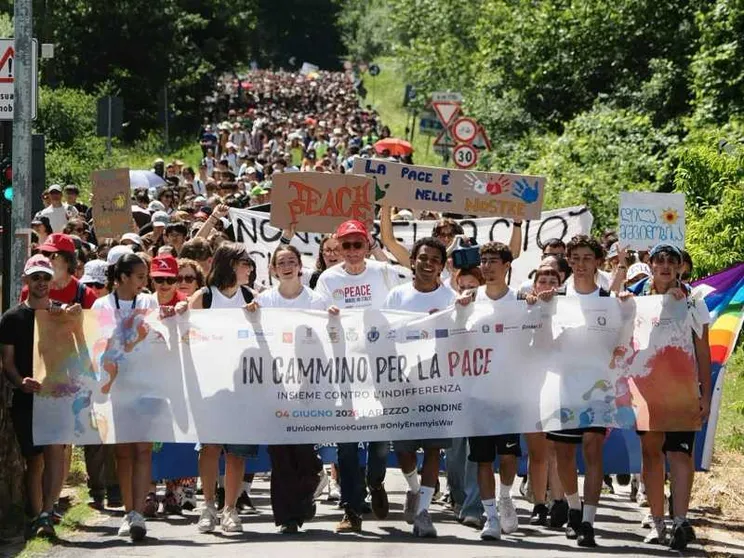 I quattromila ragazzi che hanno dato vita ieri mattina alla marcia per la pace lungo la strada da Arezzo a Rondine / Foto Lorenzo Pagliai