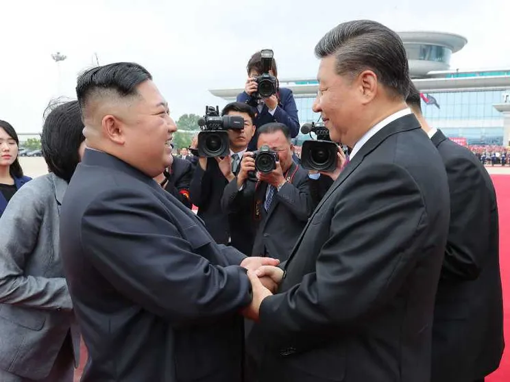 Il presidente cinese Xi Jinping (a destra) mentre parla con il leader nordcoreano Kim Jong-un alla sua partenza dall'aeroporto di Pyongyang durante l'ultima visita nel 2019