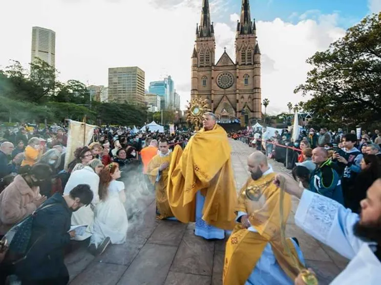 L'arcivescovo di Sydney: tornare a inginocchiarsi davanti a Dio nell'Eucaristia