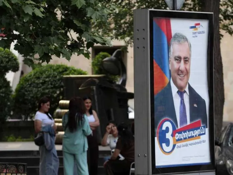 Un poster elettorale in una strada