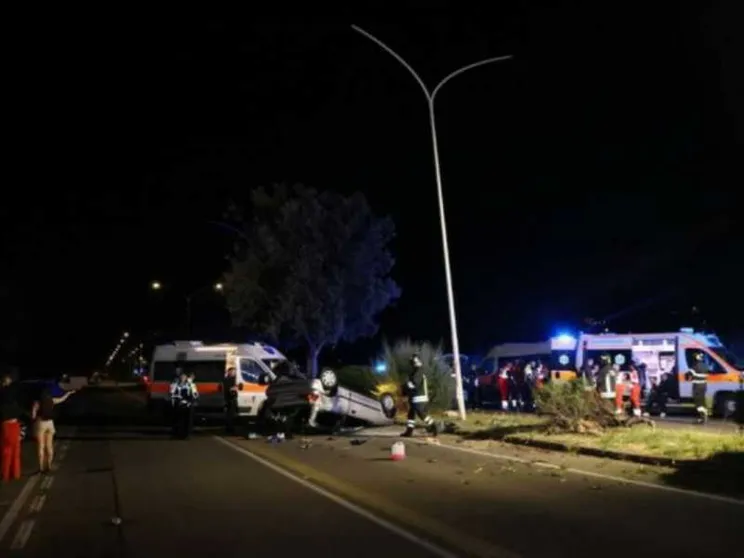 Investito in bici nel Reggiano, muore 19enne. A Cagliari due giovani arrestati per aver speronato una famiglia