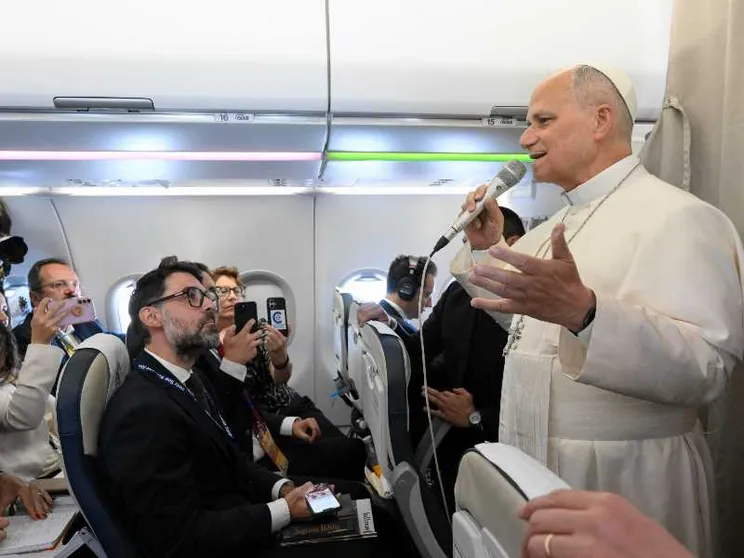 Il Papa in Spagna: servono dialogo e risposte per l’Ucraina e il Libano. Non è giusta la guerra in Iran