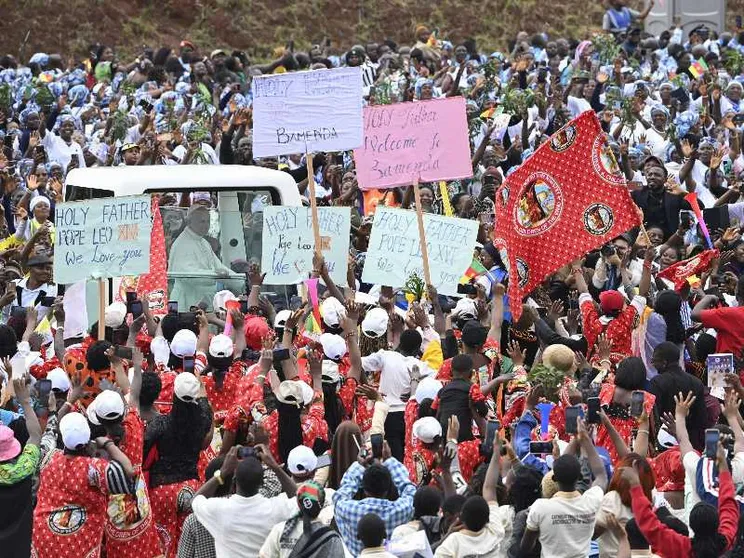 Leone XIV tra i fedeli a Bamenda in Camerun / Siciliani