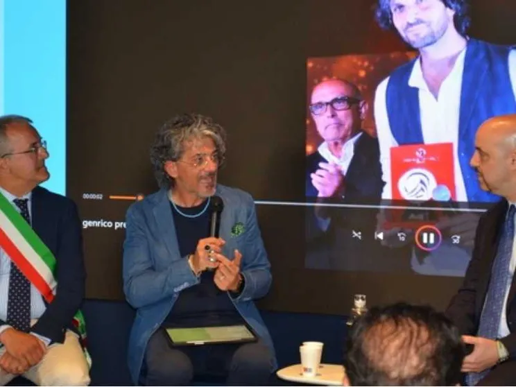 Il sindaco di Cariati, Cataldo Minò, il direttore artistico del Premio Ausonia Antonio Maria D’Amico e Giovanni de Negri durante la conferenza stampa di presentazione dell’edizione 2026 del Premio Ausonia