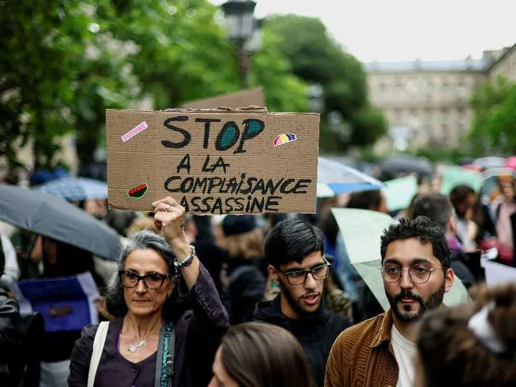 Un momento della manifestazione a Parigi per Lyhanna