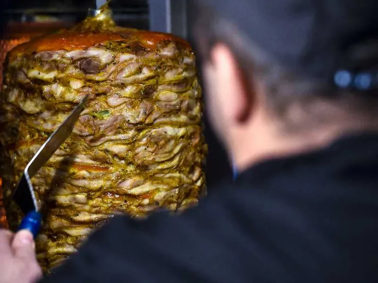 Paghe da fame, telefoni sotto controllo, documenti sequestrati: gli schiavi del kebab e del sushi