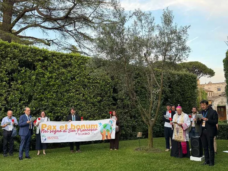 Nei Giardini Vaticani il momento di preghiera attorno all'ulivo piantato da papa Francesco nel 2014 con Shimon Peres e Abu Mazen / AZIONE CATTOLICA ITALIANA