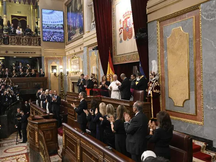 Difesa della vita, famiglia, pace, migranti: le bussole per una «società giusta» secondo il Papa