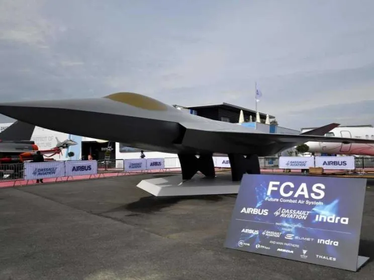 Il prototipo di un aereo con la scritta FCAS