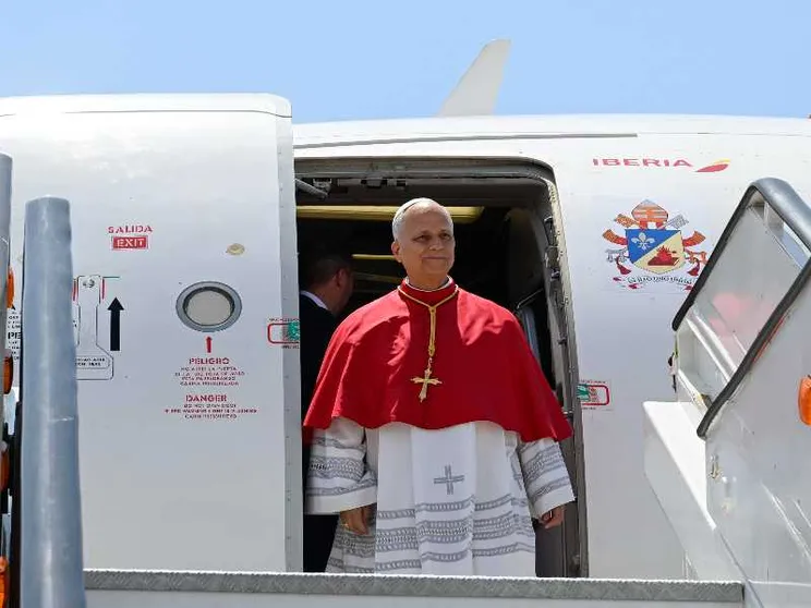 Il volo del Papa decolla con Leone XIV nella cabina del comandante. L'incontro a sorpresa con Bad Bunny