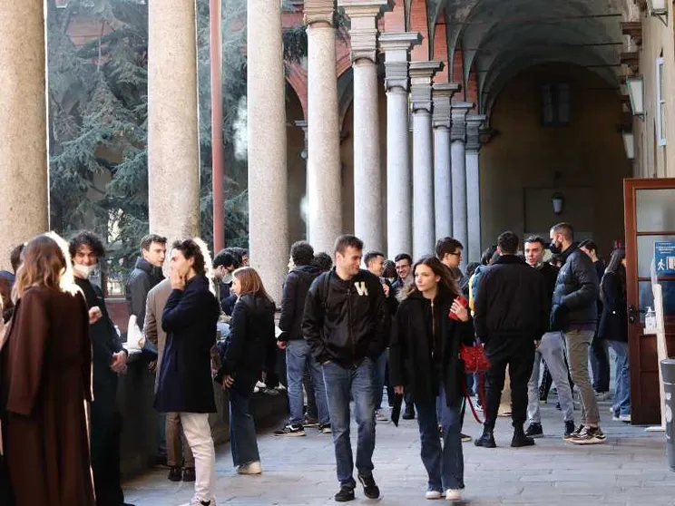 I laureati trovano prima lavoro (ma gli stipendi restano bassi)