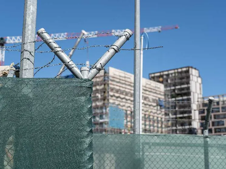 Consolato Usa, la Caddell si impegna a regolarizzare gli operai
