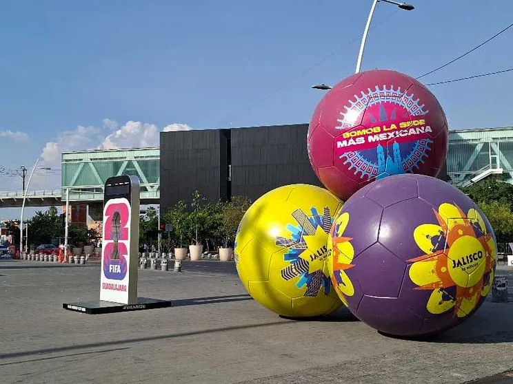 Un'istallazione con giganteschi palloni da calcio colorati e accanto il cartello della Fifa creati in occasione dei Mondiali a Guadalajara, in Messico