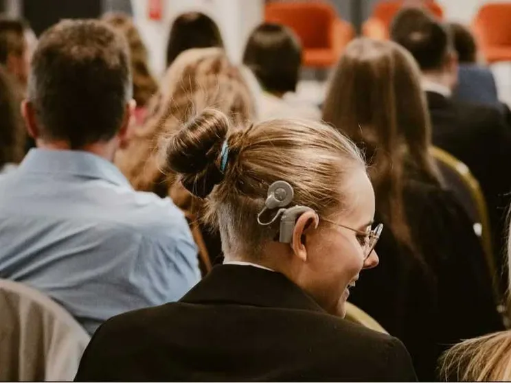Auricolari hi-tech, algoritmi, terapia genica: per chi non sente c’è un futuro tutto da scoprire