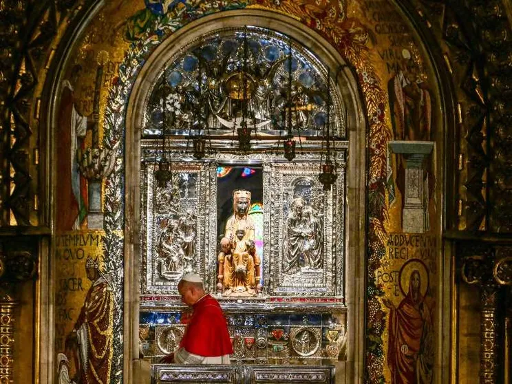 Il Papa all'arrivo a Montserrat