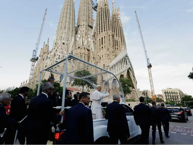 Il Papa alla Sagrada Família: non si può credere in Gesù e fare la guerra