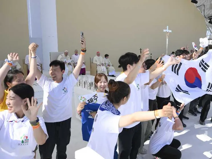 Lisbona, 6 agosto 2023: i giovani coreani fanno festa assieme a papa Francesco, che ha appena annunciato la Gmg di Seul del 2027 / SICILIANI