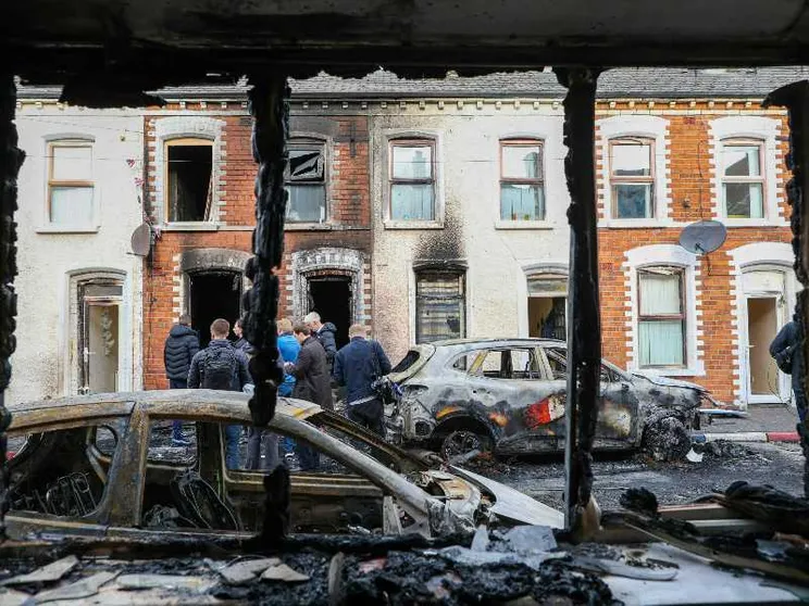 L'accoltellamento, la campagna social, i roghi in città: a Belfast si è scatenata la caccia al migrante