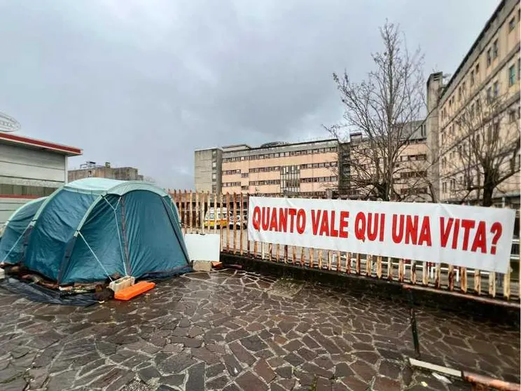 Il sindaco di Isernia ha tolto la tenda davanti all'ospedale