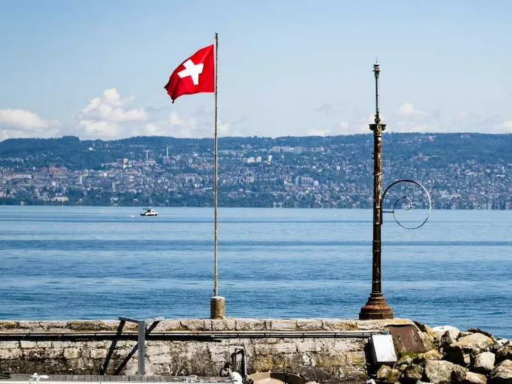 Svizzera al voto sullo stop a nuovi ingressi. A rischio la libera circolazione con l’Ue