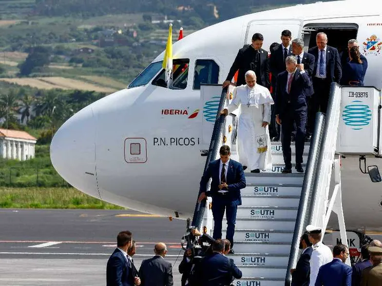 Un'avaria all’aereo papale “ferma” Leone XIV a Tenerife. Il ritorno a Roma con il Falcon del re di Spagna