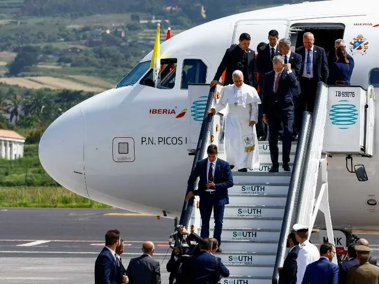 Un'avaria all’aereo papale “ferma” Leone XIV a Tenerife. Il ritorno a Roma con il Falcon del re di Spagna