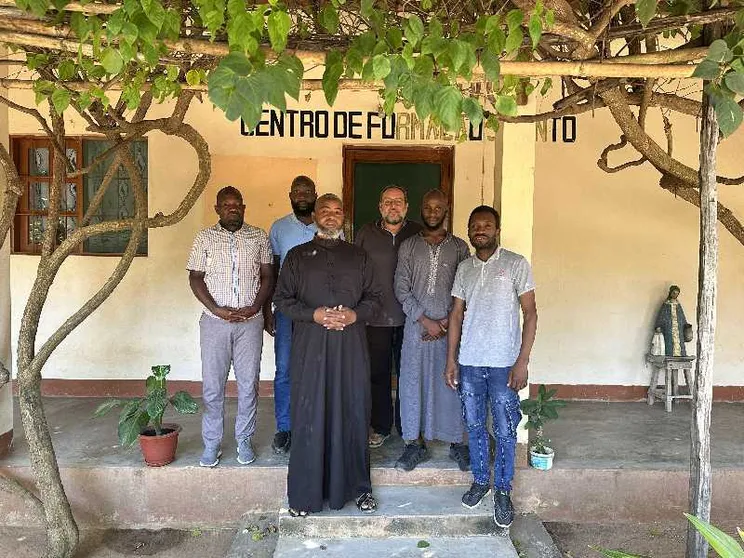 Un gruppo di sacerdoti e imam davanti al centro Ci-Paz, che va avanti da dieci anni