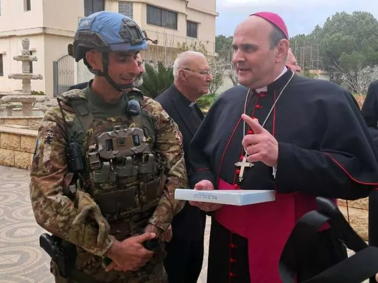 Il nunzio apostolico Paolo Borgia in visita alla comunità di Tiro durante una delle sue missioni: giovedì scorso è tornato nella cittadina del Libano meridionale