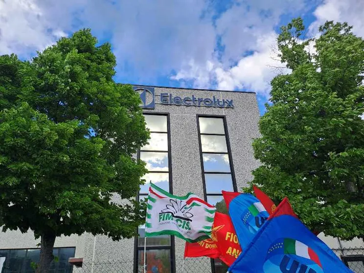 La multinazionale Electrolux congela licenziamenti e chiusure per 50 giorni