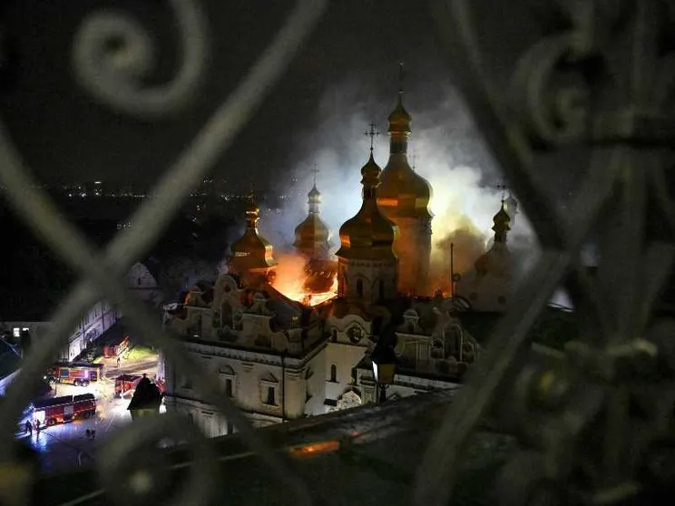 Fuoco sulla Dormizione di Kiev. La guerra colpisce l’anima di un popolo