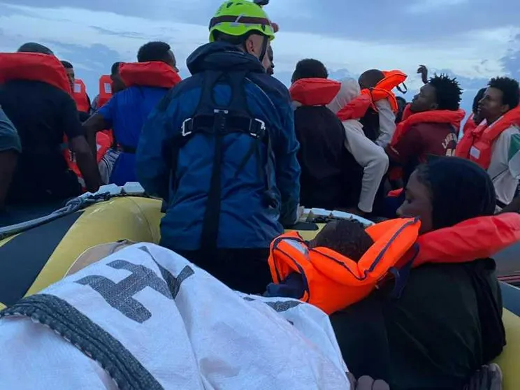 Orrore nel Mediterraneo: 15 corpi senza vita spiaggiati sulla costa di Tripoli