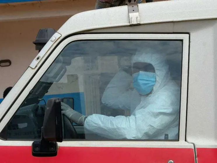 Un medico su un'ambulanza nella Repubblica Democratica del Congo