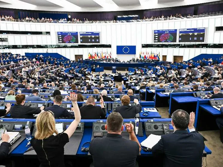 Al Parlamento europeo è passata la stretta sui rimpatri: decisivo l'asse tra Ppe e destre