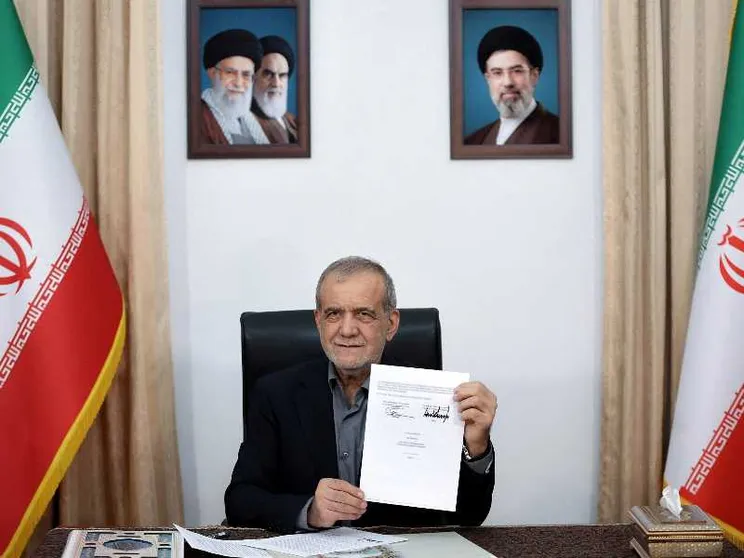 l presidente iraniano Masoud Pezeshkian mostra il documento del Memorandum d'intesa a Teheran