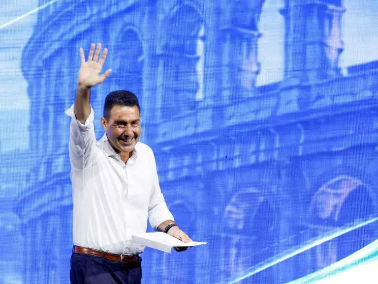 Roberto Vannacci saluta i suoi sostenitori a un comizio