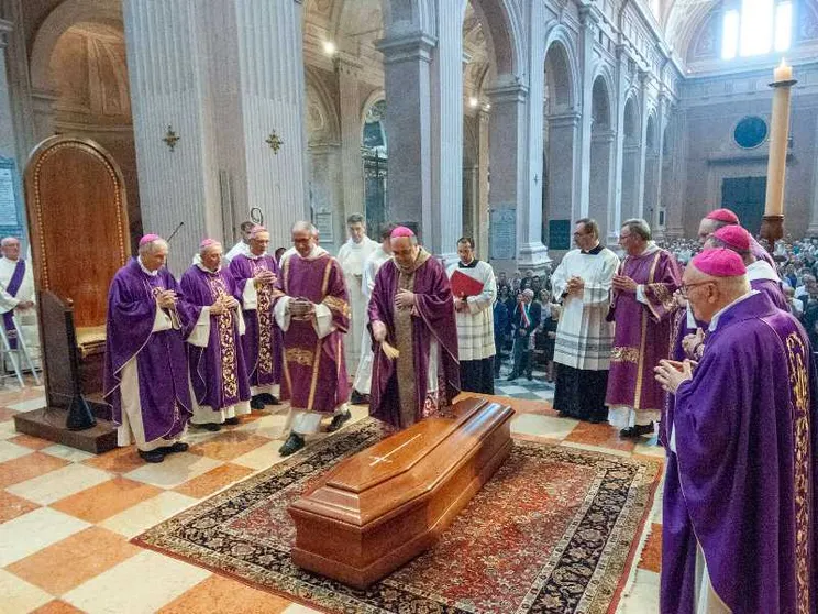 A Reggio Emilia l’ultimo saluto a Ruini. L'arcivescovo Morandi: «Grazie don Camillo per il tuo amore alla Chiesa italiana»