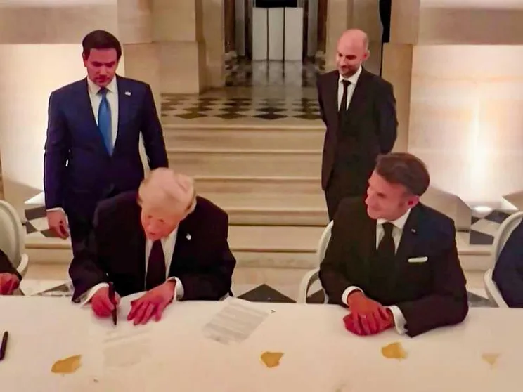 La firma di Trump a Versailles