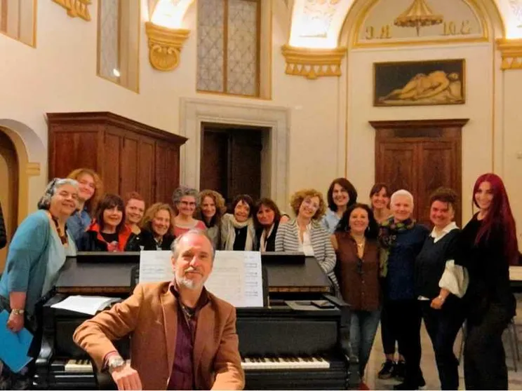 Il maestro Gava con le coriste della Cappella Leonina / S.DATTILO