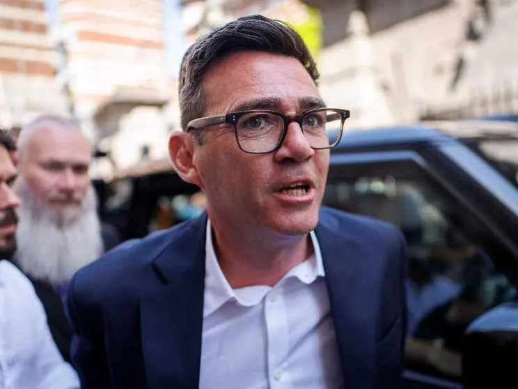Origini operaie, cattolico: chi è Burnham, che ora corre da primo ministro