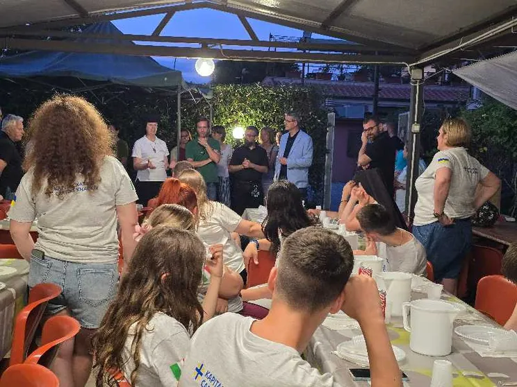 Se a Roma il gioco di due ragazze (una russa e una ucraina) apre vie di pace