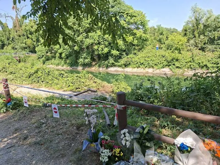 Sulla riva del canale dove sono morti 3 adolescenti, tra fiori e rimpianti